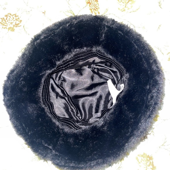 Black Fuzzy / Fur Bucket Hat - Picture 7 of 8